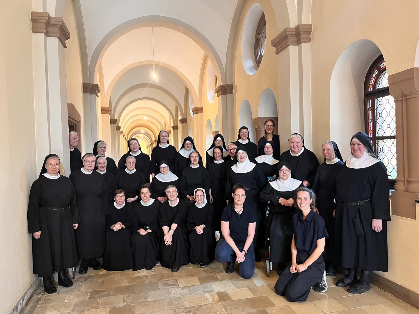 Gruppenfoto der Benediktinerinnen der Abtei St. Hildegard im Rheingau