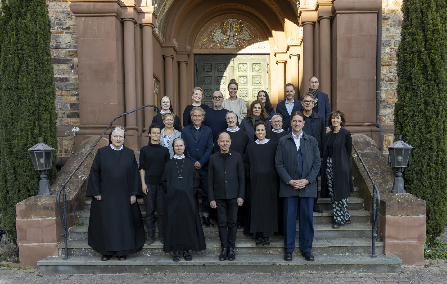 Gruppenfoto der Benediktinerinnen der Abtei St. Hildegard im Rheingau
